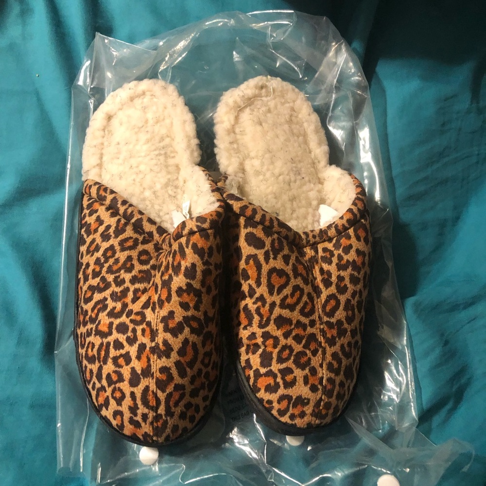 Women’s Medium Leopard Print Cherry Clog Slippers (NEW)